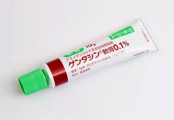 処方した塗り薬を塗る
